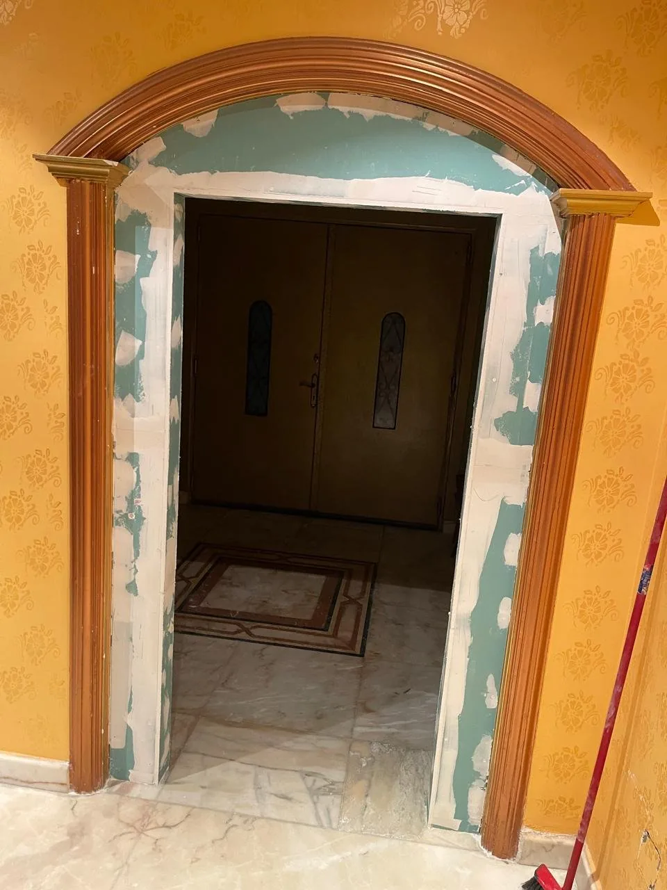 إطار باب مقوس من الجبسون بورد أثناء التشطيب