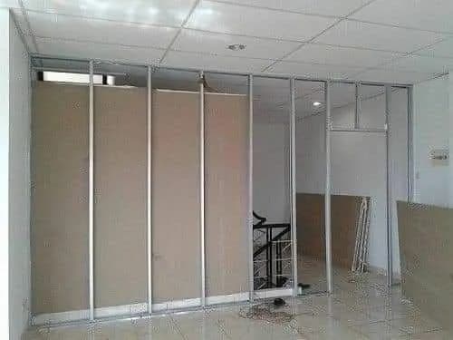 هيكل جدار بارتيشن من الجبسم بورد أثناء التنفيذ